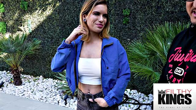 блондинка пропускает член в попу