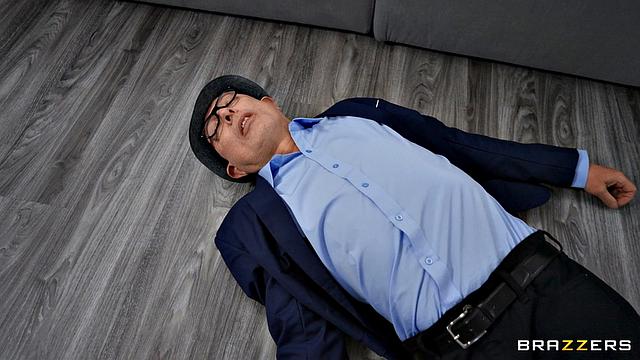 Рэйчел Кавалли устраивает развратную вечеринку с двумя раздетыми гостями и официанткой, пока муж в шоке наблюдает за оргией на лужайке.