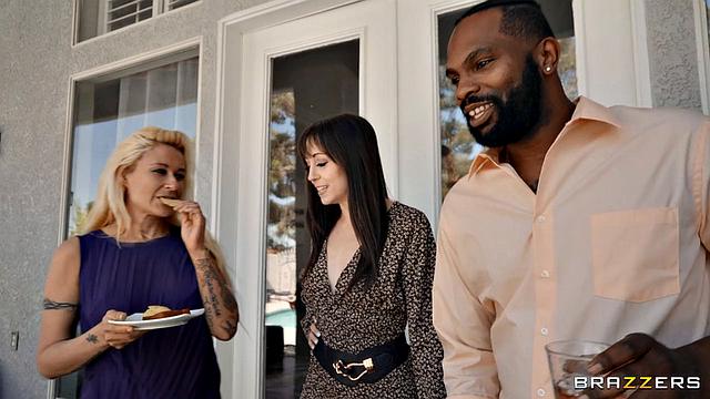 Рэйчел Кавалли устраивает развратную вечеринку с двумя раздетыми гостями и официанткой, пока муж в шоке наблюдает за оргией на лужайке.