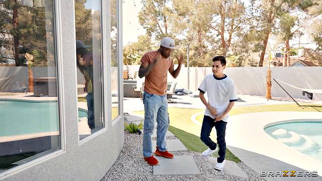 Рэйчел Кавалли устраивает развратную вечеринку с двумя раздетыми гостями и официанткой, пока муж в шоке наблюдает за оргией на лужайке.