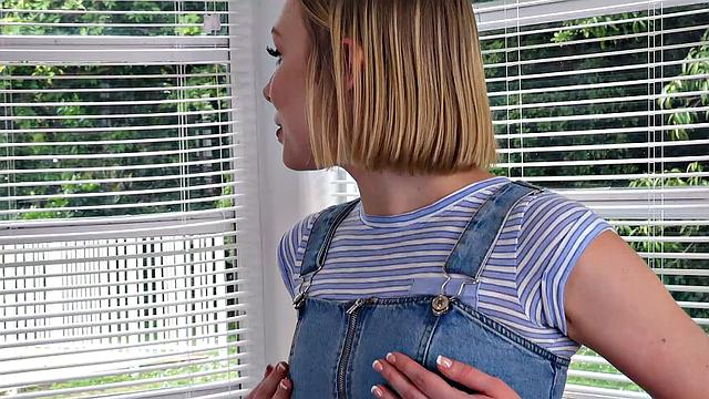 Athena May ласкает себя пальцами и тихо постанывает