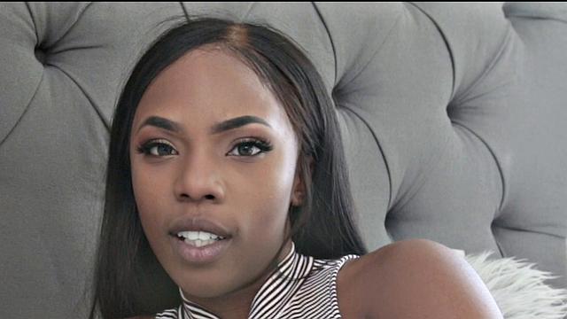 Беременная чернокожая сводная сестра разводит брата на тайный жаркий секс