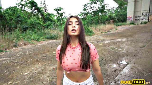 Когда изменщик попадается - секс в такси превращается в бойцовский клуб для взрослых с оргазмом и сквиртом от Tru Kait и Tommy Wood.