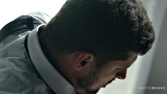 Тиффани Тейтум сосёт член в наручниках и кайфует от бондажа с Кристофом Кейлом.