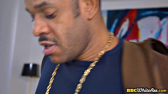 Зрелая леди с юмором подставляет попку для чёрного жеребца - вот что значит опыт!