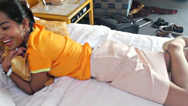 японская стюардесса на перерыве жёстко присела на член