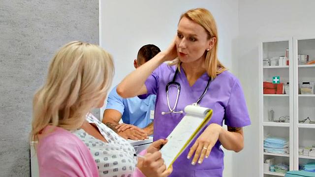 татуированная медсестра с формами загоняет доктора в тупик прямо на приёме