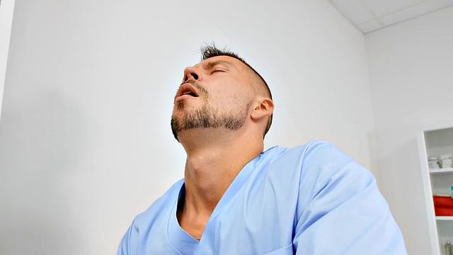 татуированная медсестра с формами загоняет доктора в тупик прямо на приёме