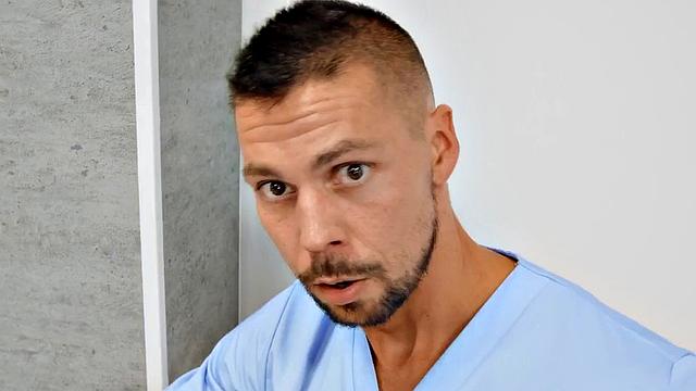 татуированная медсестра с формами загоняет доктора в тупик прямо на приёме