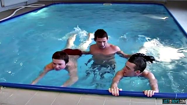 Три парня сходят с ума по члену у бассейна - Шон Маккензи, Джон Джейнс и Карл Джонсон