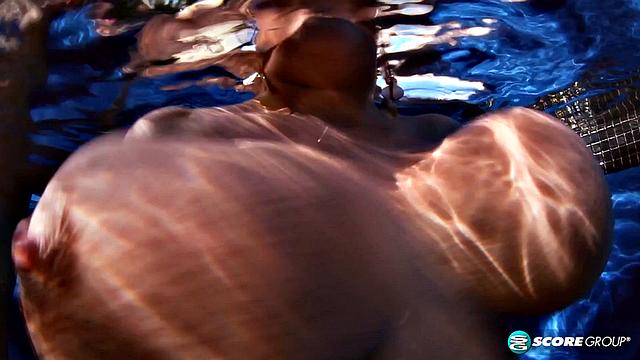 Валори и Лана доводят друг друга до экстаза у бассейна