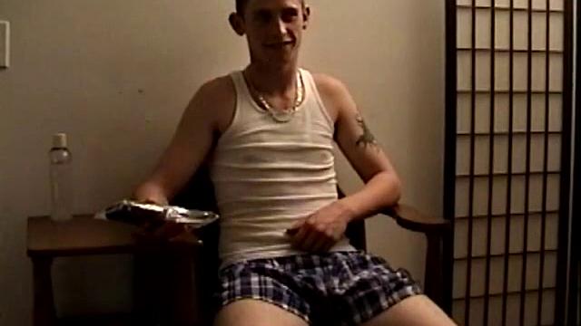 маршалл дрочит свой член и мощно кончает