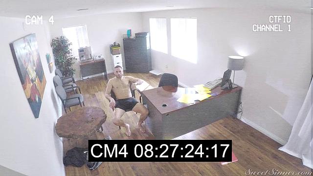 Дэймон Дайс жестко трахает свою админшу Мэдди Мэй на офисном столе после работы, кончает ей на грудь и живот.