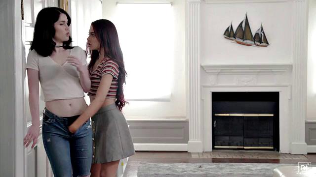 Сабина Руж соблазняет Эвелин Клэр, чтобы доказать, кто лучше в сексе