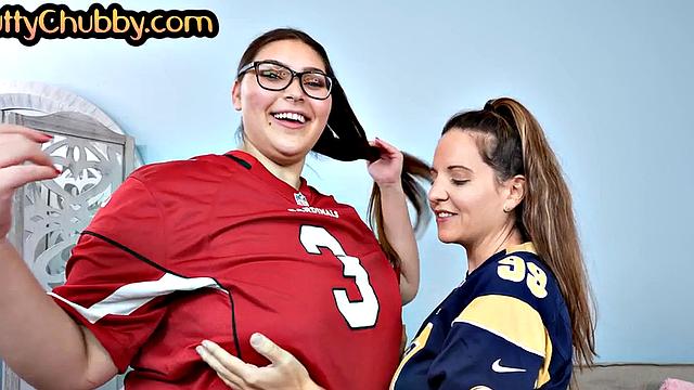 Sportive chubby amateur gets clit toyed with vibrator by GF