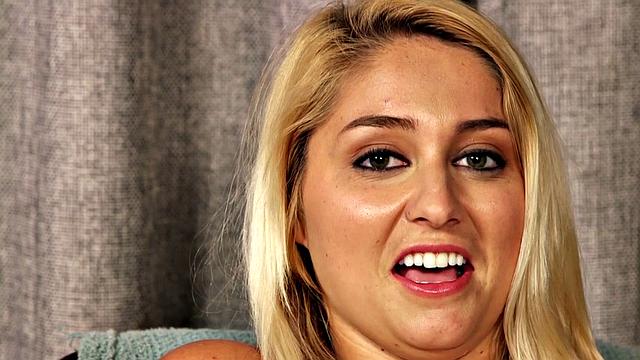 Thick Key West cutie spreads pink for you.