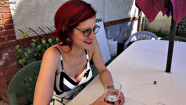 две зрелые лесби спорят, у кого язык быстрее работает