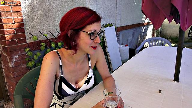 две зрелые лесби спорят, у кого язык быстрее работает