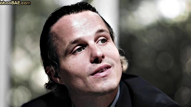 мамзель изменяет, минетит двоим и хохочет над этим