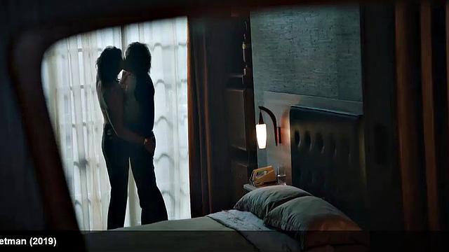 Richard Madden shows his sexy body