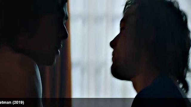 Richard Madden shows his sexy body