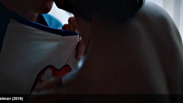 Richard Madden shows his sexy body