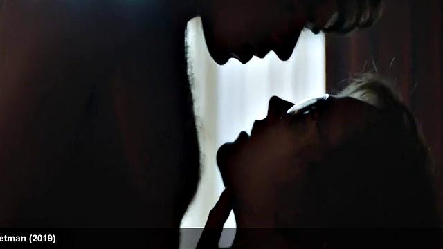 Richard Madden shows his sexy body