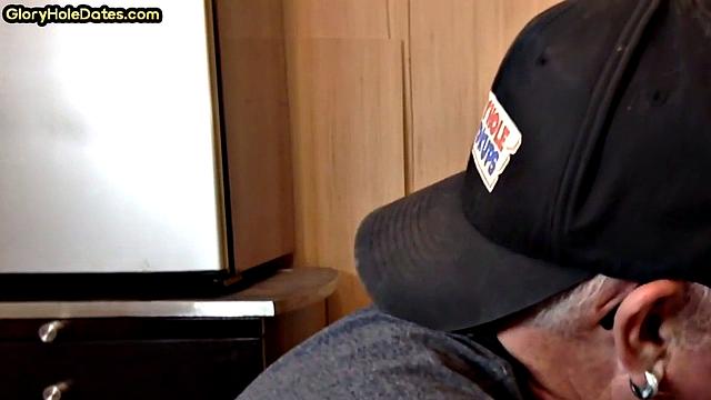Gloryhole DILF blows dick in homemade closeup