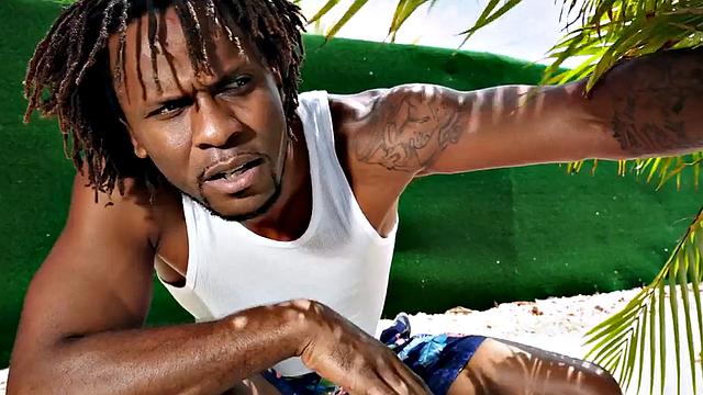 Black nympho babe banged by huge dick outdoors