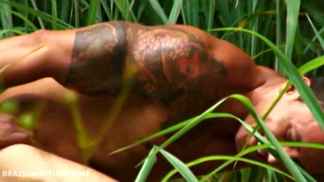 oswaldo mello выжимает сперму из яиц adrian corres на траве