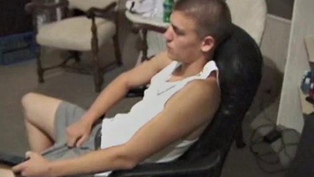 волосатый мужик дрочит и заливает всё густой спермой