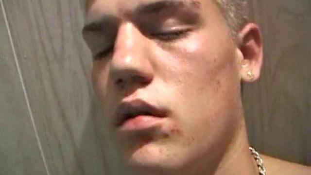 волосатый мужик дрочит и заливает всё густой спермой