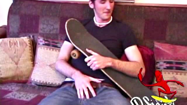 Майкл Уайтвуд дрочит толстый член и жадно кончает