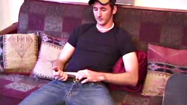 Майкл Уайтвуд дрочит толстый член и жадно кончает