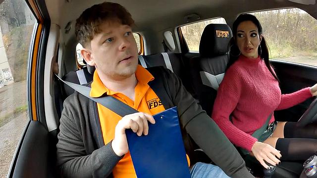 студентка с большими сиськами скачет на инструкторе в машине