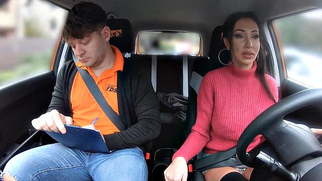 студентка с большими сиськами скачет на инструкторе в машине