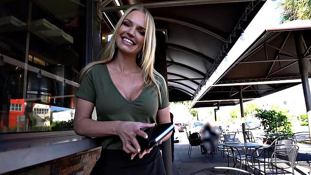 официантка рэйчел кавалли отсасывает за солидные чаевые