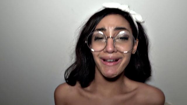 смотри, как чешка с маленькой грудью трахается за деньги