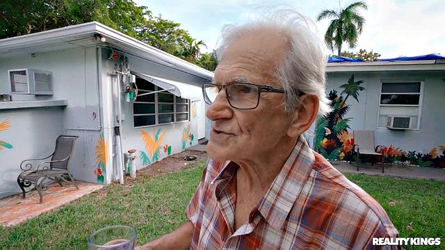 Виолет Джемс соблазняет садовника, сосёт член и получает сперму на лицо в саду