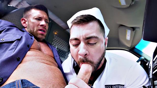 волосатый качок получает жесткий анал от горячего гея с упругой жопой