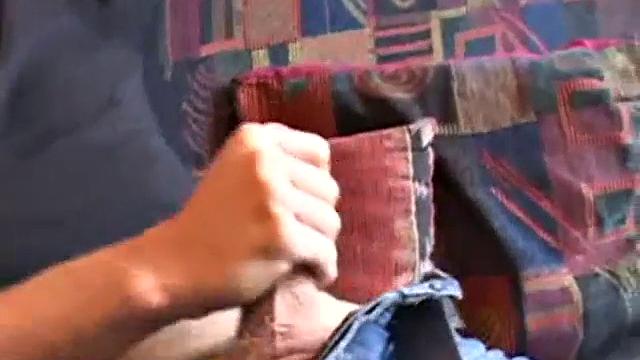 Кори дрочит большой член и доводит до кончи