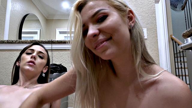 две страстные сводные сестры балуют друг друга под скрытой камерой