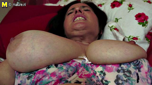 Британская милашка с густой шерстью жадно сосёт и трахается