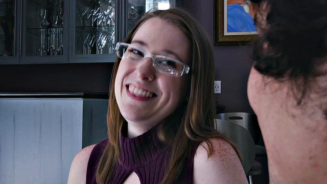 рыжая подруга трахается с лучшим другом и ловит сперму