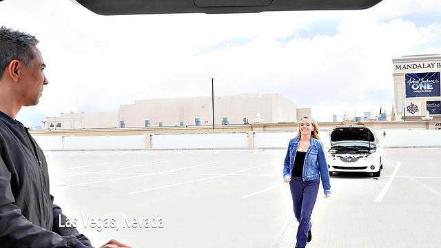 блондинка milf с натуральной грудью скачет на члене