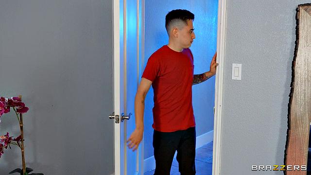 Джейлен Рио не дождалась мужа и устроила жаркий секс с пасынком в спальне.