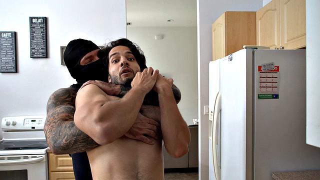 Маскированный качок жестко трахает Данте Дракиса у него дома