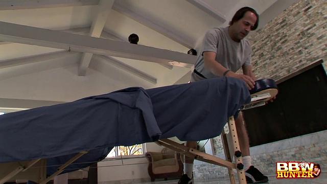 Алекс Ченс тает под грязными ласками похотливого массажиста