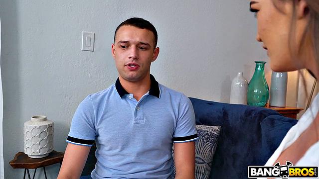 Мамка друга поймала стоячок и решила заняться делом сама - Кендра Харт не упустила момент с Джонни Лавом.