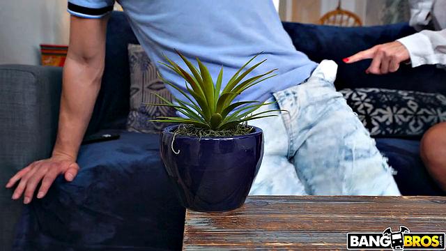 Мамка друга поймала стоячок и решила заняться делом сама - Кендра Харт не упустила момент с Джонни Лавом.